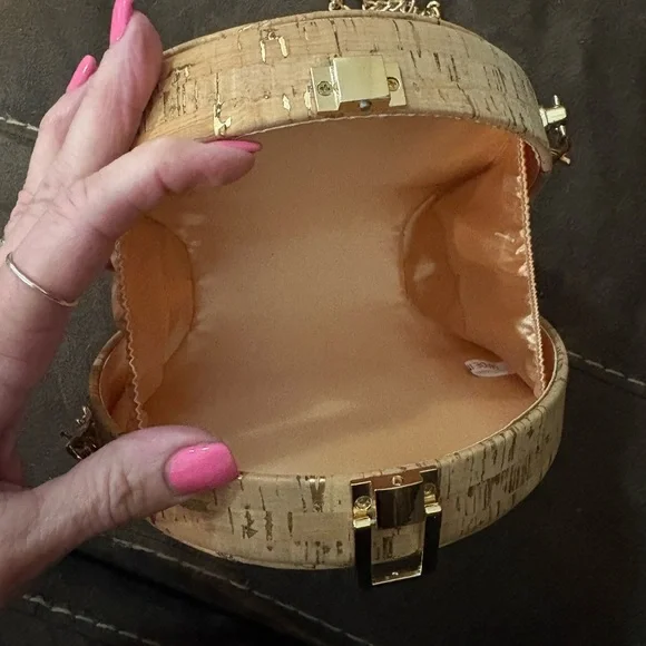 Chic Cork and Gold Chain Women's Clutch - Picture 5 of 6